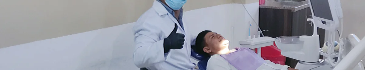 Atención odontológica durante una consulta.