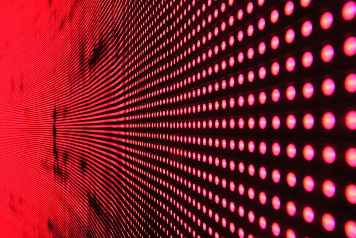Panel de luces rojas encendidas.